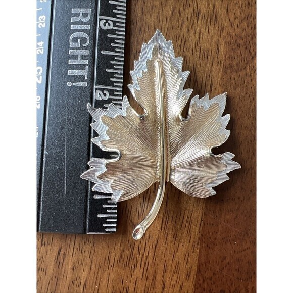 Pair Of Gold/Silver Tone Maple Leaf ClipOn Earrings And Matching Lapel Pin - Picture 8 of 8